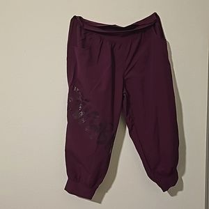 Zumba Original Cargo Capri in burgundy